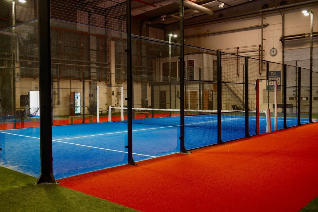 Padelspillere på indendørs padelbane i Randers