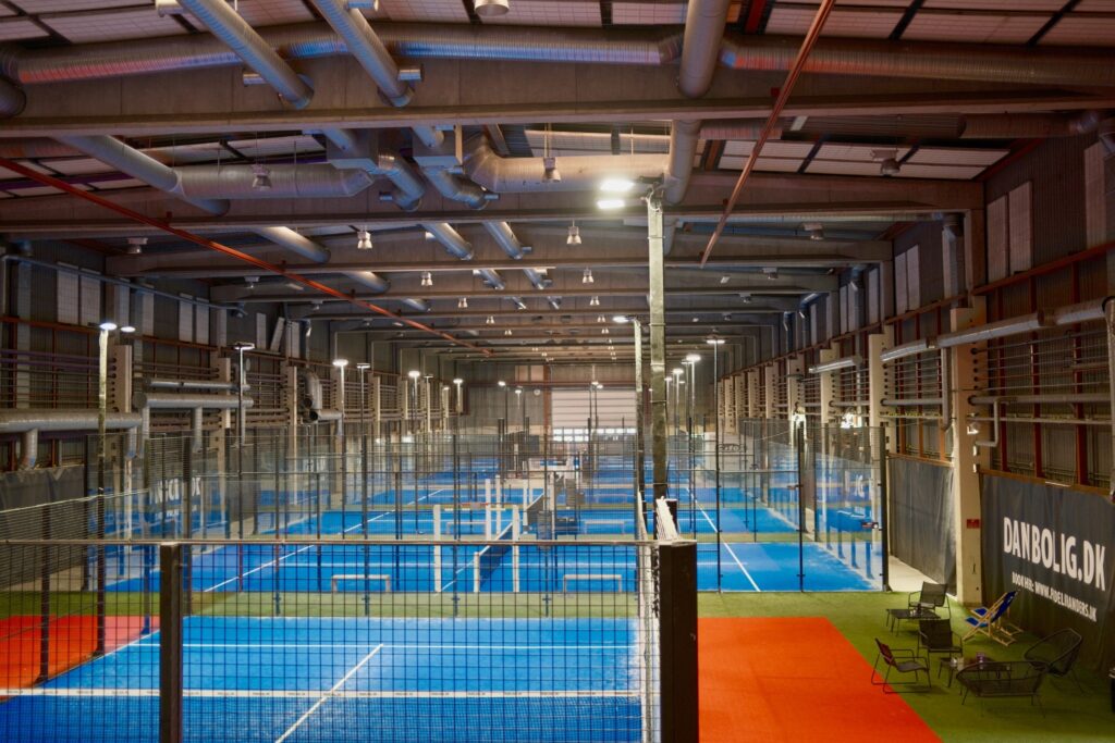 Padelbat og bold på banen i Padel i Randers